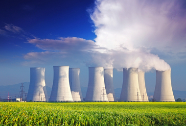 Torres de resfriamento em usina de geração de energia nuclear