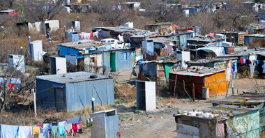 Área de moradias precárias, em Joanesburgo, África do Sul